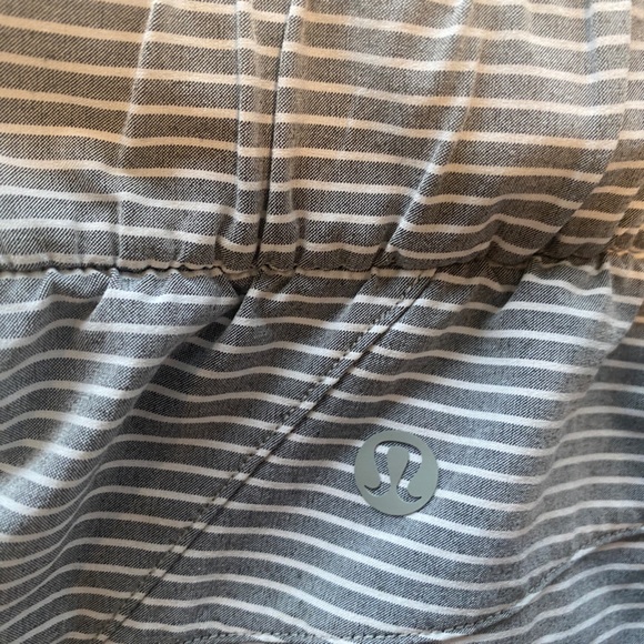 Lululemon Shorts 3” Inseam Dusty Blue Grey Stripe Size 6 - Picture 4 of 9